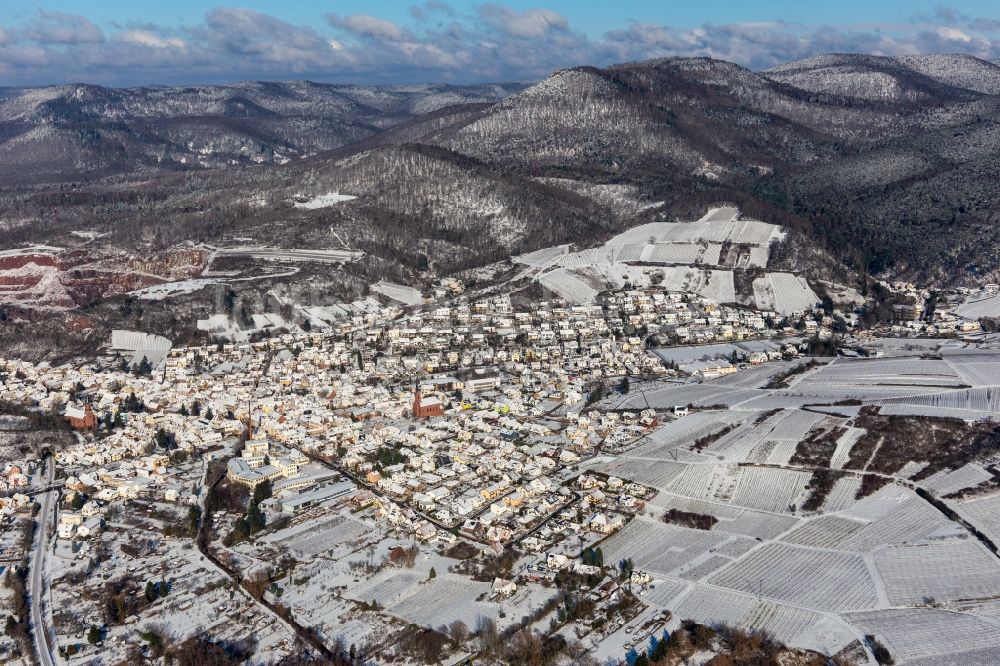 Luftaufnahme Albersweiler - Winterluftbild Ortsansicht im Talausgang der Queich in Albersweiler im Bundesland Rheinland-Pfalz, Deutschland