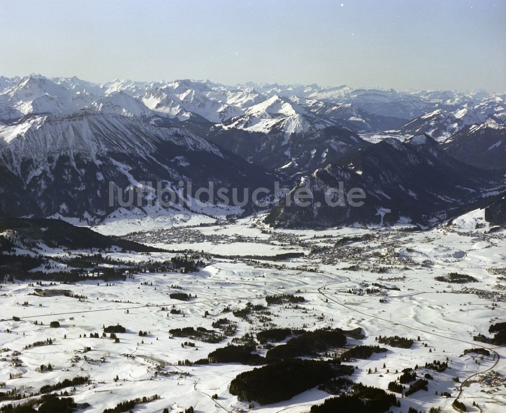 Luftaufnahme Pfronten - Winterluftbild Ortsansicht im Talbereich in Pfronten im Bundesland Bayern, Deutschland