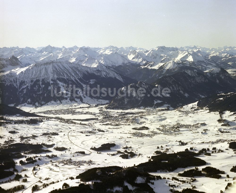 Pfronten von oben - Winterluftbild Ortsansicht im Talbereich in Pfronten im Bundesland Bayern, Deutschland
