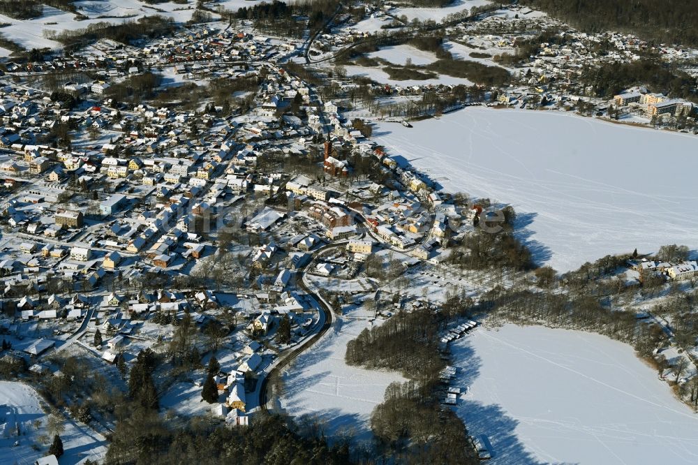 Luftaufnahme Feldberg - Winterluftbild Ortskern am Uferbereich der Feldberger Seenlandschaft in Feldberg im Bundesland Mecklenburg-Vorpommern, Deutschland