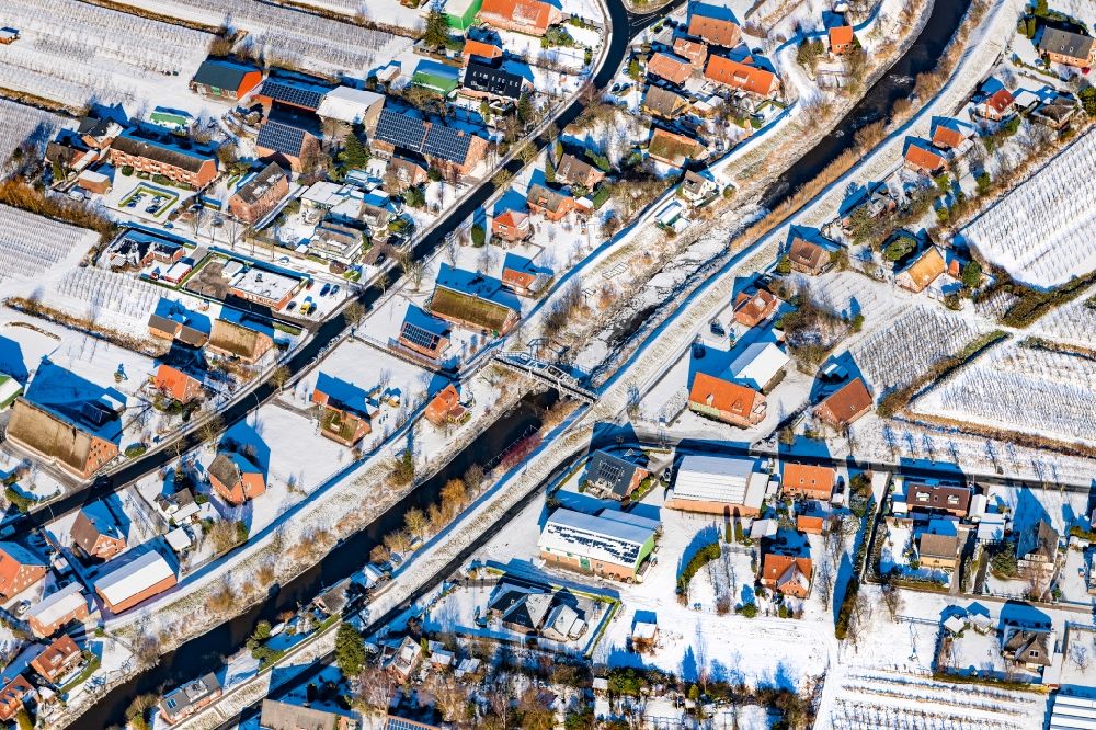 Luftaufnahme Steinkirchen - Winterluftbild Ortskern am Uferbereich der Lühe - Flußverlaufes in Steinkirchen im Bundesland Niedersachsen, Deutschland