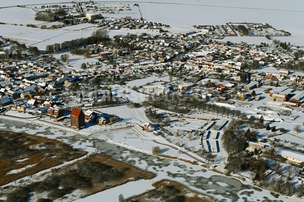 Luftaufnahme Loitz - Winterluftbild Ortskern am Uferbereich des Peene - Flußverlaufes in Loitz im Bundesland Mecklenburg-Vorpommern, Deutschland