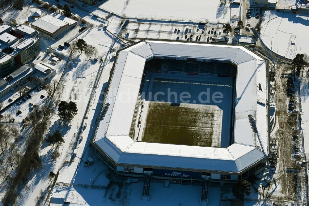 Luftaufnahme Rostock - Winterluftbild Ostseestadion (vormals DKB - Arena) im Ortsteil Hansaviertel in Rostock im Bundesland Mecklenburg-Vorpommern, Deutschland