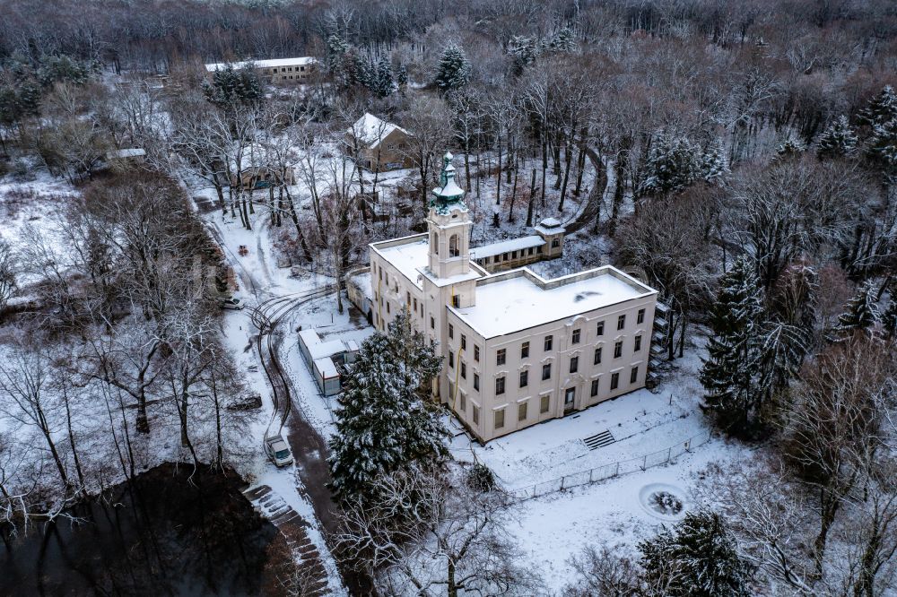 Luftbild Schönwalde - Winterluftbild Palais des Schloss Dammsmühle in Schönwalde im Bundesland Brandenburg, Deutschland