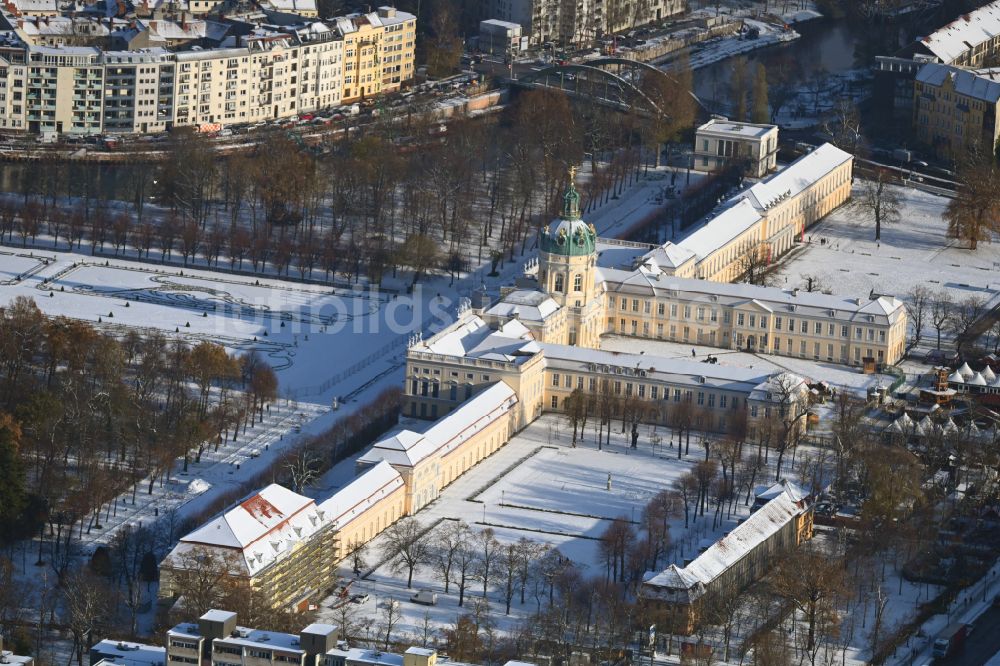 Luftaufnahme Berlin - Winterluftbild Palais des Schloss im Ortsteil Charlottenburg in Berlin, Deutschland