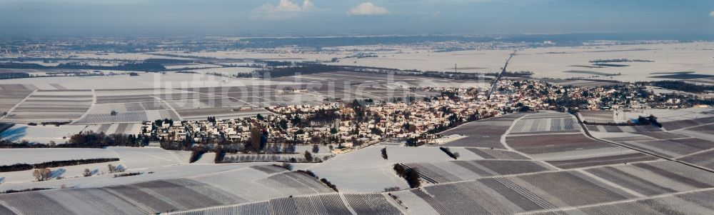 Luftbild Impflingen - Winterluftbild Panorama der Dorf - Ansicht am Rande von Feldern und vor dem Haardtrand des Pfälzerwaldes in Impflingen im Bundesland Rheinland-Pfalz, Deutschland