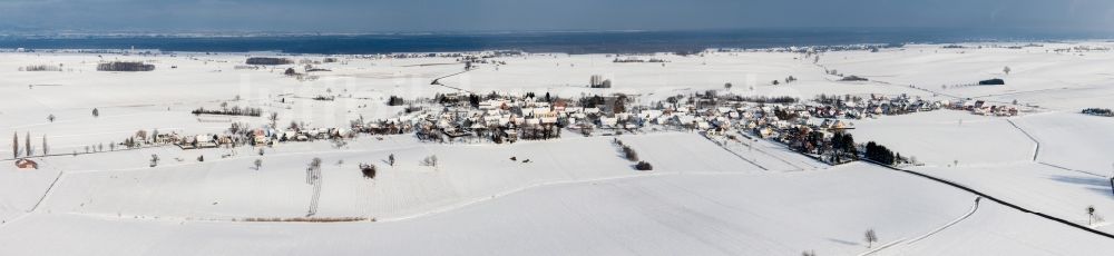Oberlauterbach von oben - Winterluftbild Panorama der Dorf - Ansicht am Rande von Feldern in Oberlauterbach in Grand Est, Frankreich