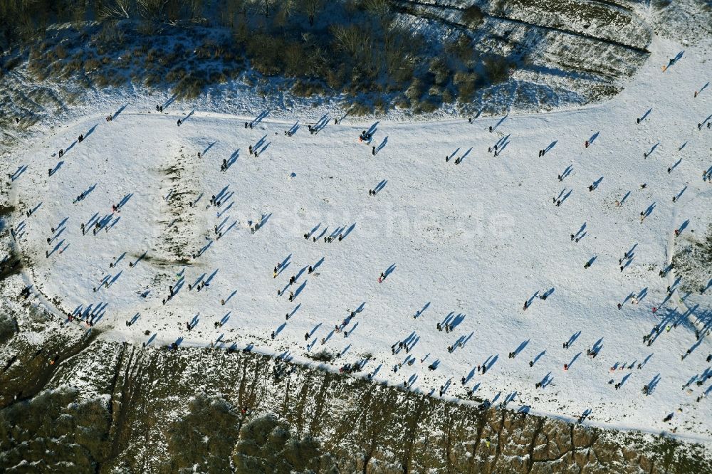 Luftaufnahme Berlin - Winterluftbild Parkanlage Drachenberg im Ortsteil Charlottenburg in Berlin, Deutschland