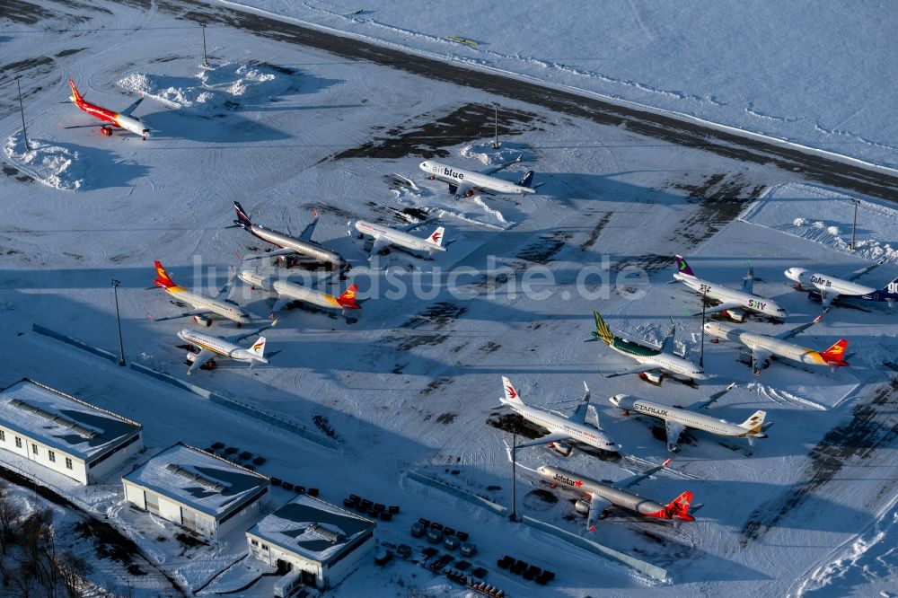 Luftbild Erfurt - Winterluftbild Passagierflugzeuge auf der Parkposition - Abstellfläche auf dem Flughafen in Erfurt im Bundesland Thüringen, Deutschland