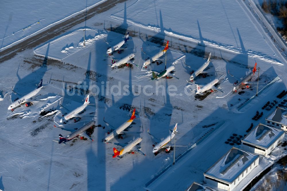 Erfurt aus der Vogelperspektive: Winterluftbild Passagierflugzeuge auf der Parkposition - Abstellfläche auf dem Flughafen in Erfurt im Bundesland Thüringen, Deutschland
