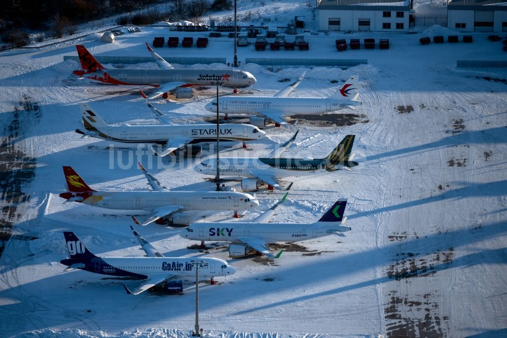 Luftaufnahme Erfurt - Winterluftbild Passagierflugzeuge auf der Parkposition - Abstellfläche auf dem Flughafen in Erfurt im Bundesland Thüringen, Deutschland