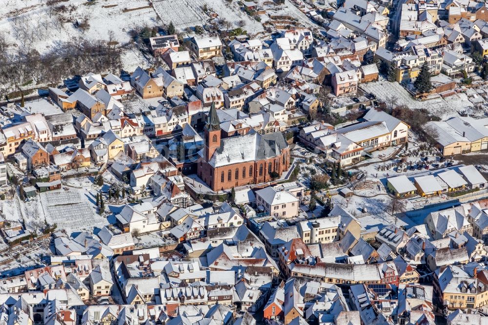 Luftaufnahme Sankt Martin - Winterluftbild Pfarrkirche St. Martin in Sankt Martin im Bundesland Rheinland-Pfalz, Deutschland