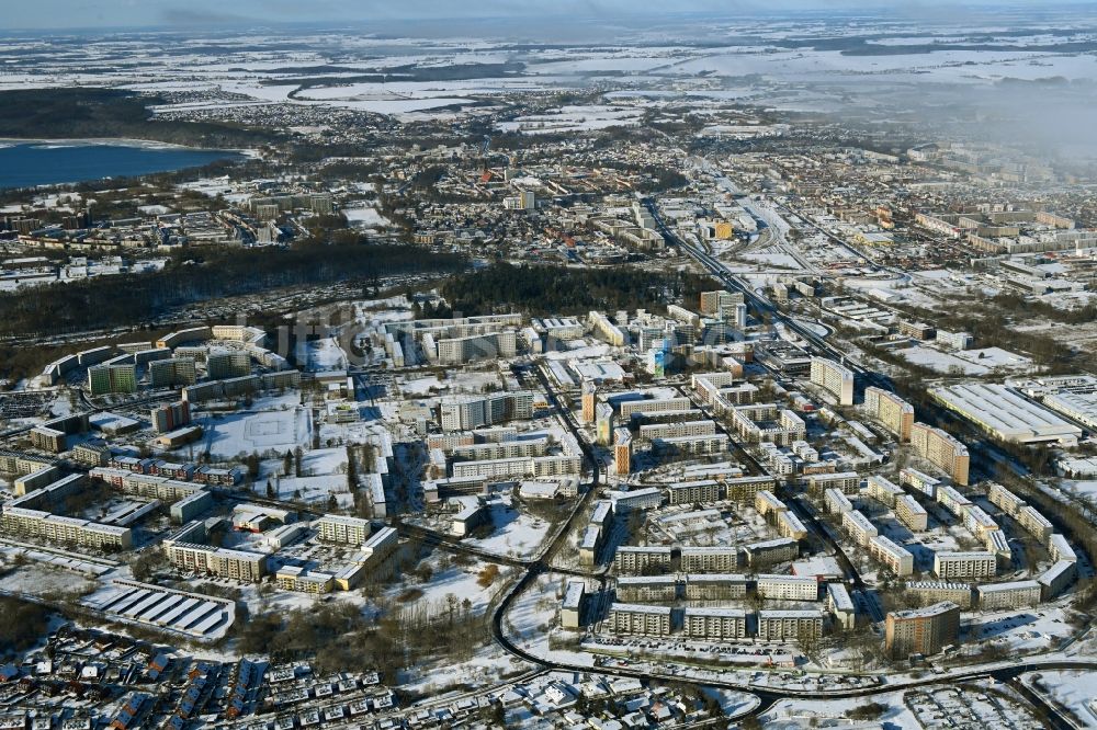 Luftaufnahme Neubrandenburg - Winterluftbild Plattenbau- Hochhaus- Wohnsiedlung Oststadt in Neubrandenburg im Bundesland Mecklenburg-Vorpommern, Deutschland