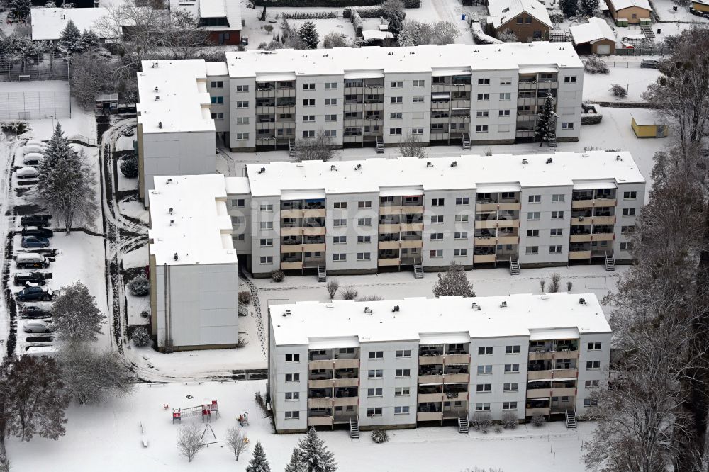 Werneuchen von oben - Winterluftbild Plattenbau- Wohnsiedlung in Werneuchen im Bundesland Brandenburg, Deutschland