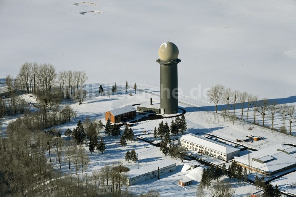 Cölpin aus der Vogelperspektive: Winterluftbild Radar- Antennen- Sendeturm und Funkmast der Flugsicherung in Cölpin im Bundesland Mecklenburg-Vorpommern, Deutschland
