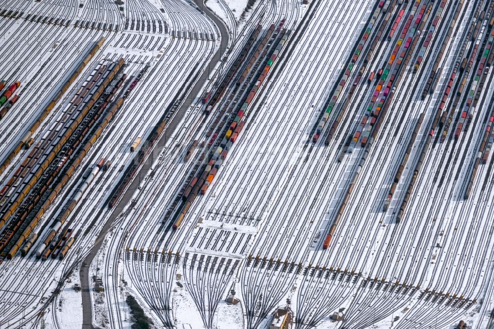 Luftaufnahme Seevetal - Winterluftbild Rangierbahnhof und Güterbahnhof der Deutschen Bahn in Maschen im Bundesland Niedersachsen, Deutschland