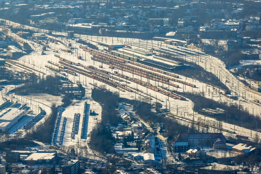 Herne von oben - Winterluftbild Rangierbahnhof und Schienen des Hauptbahnhofes Wanne-Eickel der Deutschen Bahn in Herne im Bundesland Nordrhein-Westfalen
