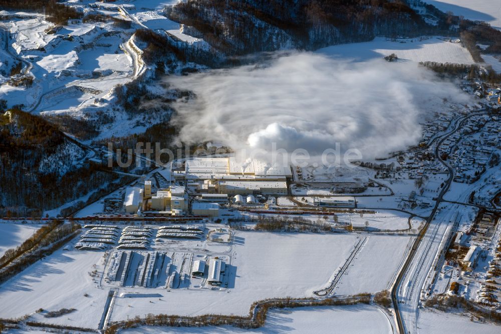 Luftbild Südharz - Winterluftbild Rauchwolken am Horizont über dem Werk des Baustoffherstellers Knauf in Südharz im Bundesland Sachsen-Anhalt, Deutschland