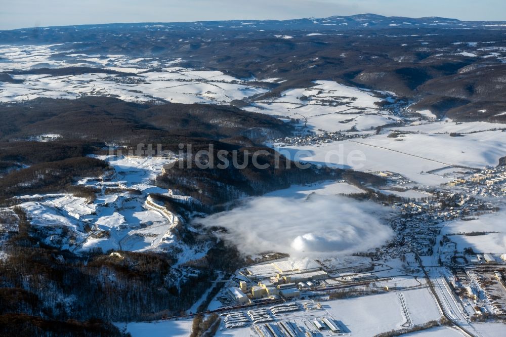 Luftaufnahme Südharz - Winterluftbild Rauchwolken am Horizont über dem Werk des Baustoffherstellers Knauf in Südharz im Bundesland Sachsen-Anhalt, Deutschland