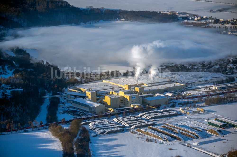 Luftbild Südharz - Winterluftbild Rauchwolken am Horizont über dem Werk des Baustoffherstellers Knauf in Südharz im Bundesland Sachsen-Anhalt, Deutschland