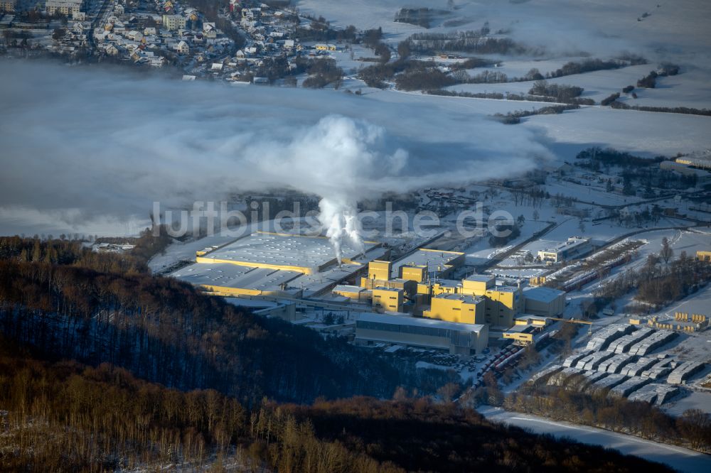Luftaufnahme Südharz - Winterluftbild Rauchwolken am Horizont über dem Werk des Baustoffherstellers Knauf in Südharz im Bundesland Sachsen-Anhalt, Deutschland