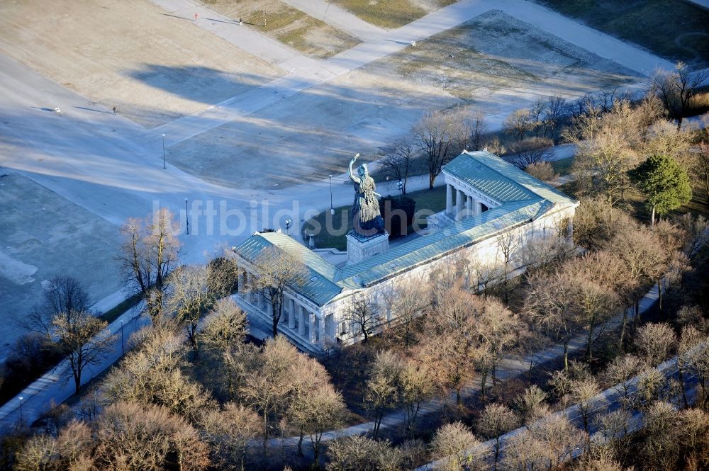 Luftaufnahme München - Winterluftbild Ruhmeshalle und Bronzestatue Bavaria in München Schwanthalerhöhe im Bundesland Bayern
