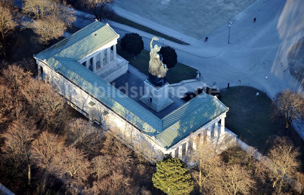 Luftbild München - Winterluftbild Ruhmeshalle und Bronzestatue Bavaria in München Schwanthalerhöhe im Bundesland Bayern