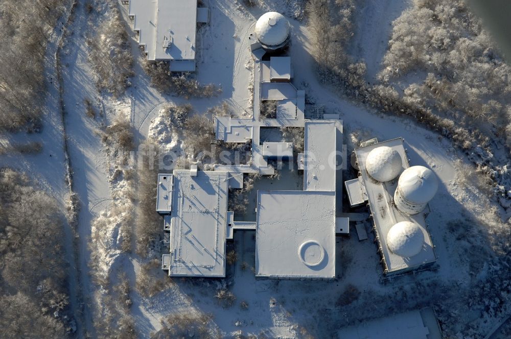 Luftbild Berlin - Winterluftbild Ruine der ehemaligen Militär- Abhör- und Radaranlage auf dem Teufelsberg in Berlin - Charlottenburg