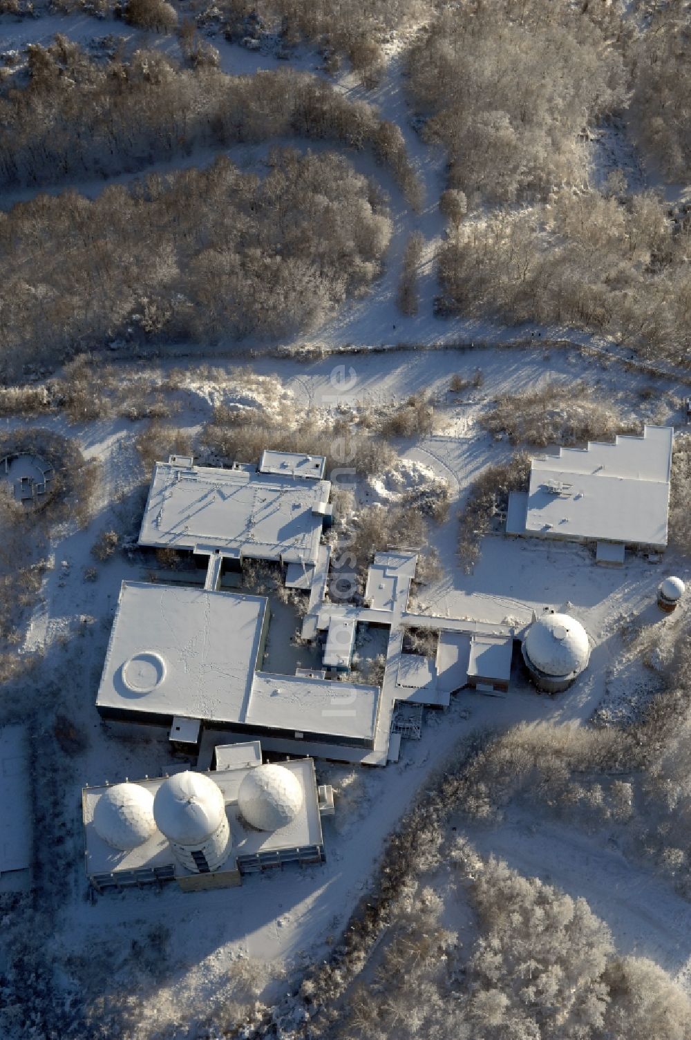 Luftaufnahme Berlin - Winterluftbild Ruine der ehemaligen Militär- Abhör- und Radaranlage auf dem Teufelsberg in Berlin - Charlottenburg