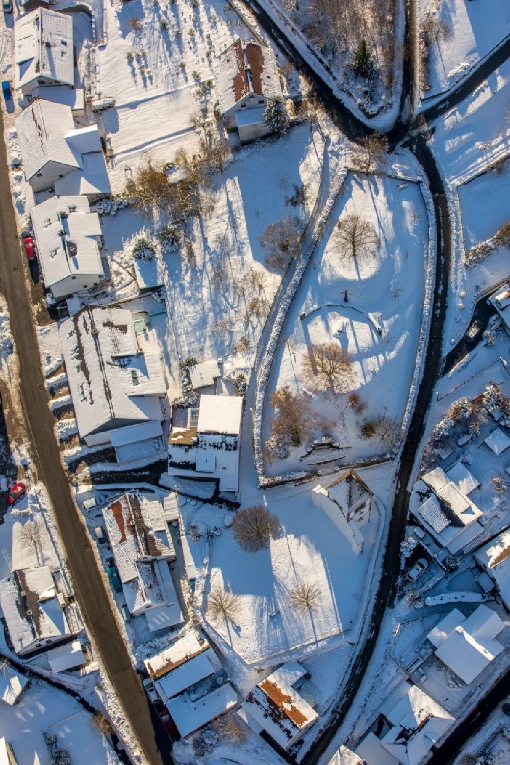 Luftbild Brilon - Winterluftbild Ruine des Kirchengebäude der Kirchturm- Reste am Kirchberg im Ortsteil Messinghausen in Brilon im Bundesland Nordrhein-Westfalen