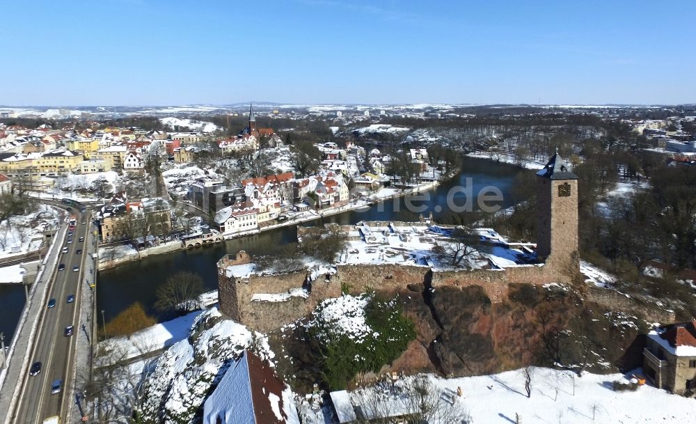 Luftaufnahme Halle (Saale) - Winterluftbild Ruine und Mauerreste der Burg Giebichenstein in Halle (Saale) im Bundesland Sachsen-Anhalt, Deutschland