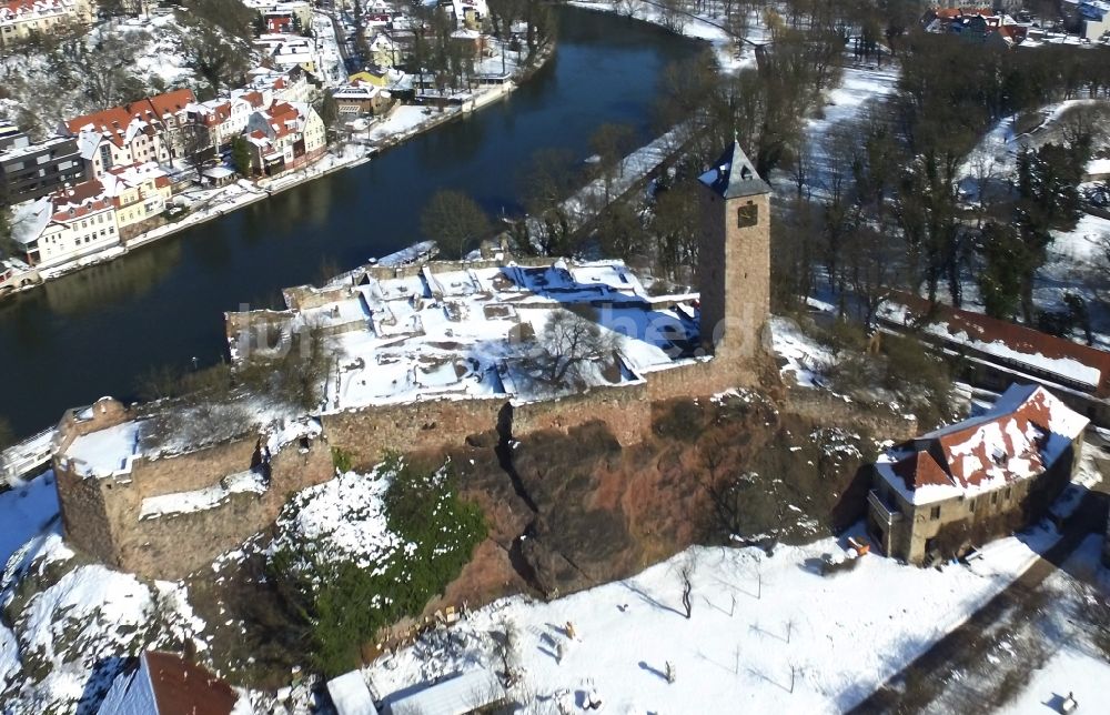Halle (Saale) von oben - Winterluftbild Ruine und Mauerreste der Burg Giebichenstein in Halle (Saale) im Bundesland Sachsen-Anhalt, Deutschland
