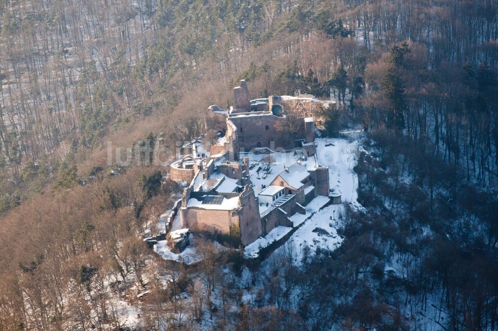 Luftbild Eschbach - Winterluftbild Ruine und Mauerreste der ehemaligen Burganlage der Burgruine Madenburg in Eschbach im Bundesland Rheinland-Pfalz