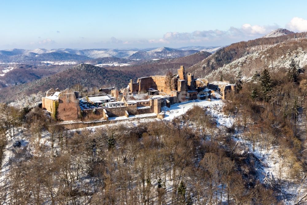 Eschbach von oben - Winterluftbild Ruine und Mauerreste der ehemaligen Burganlage der Burgruine Madenburg in Eschbach im Bundesland Rheinland-Pfalz