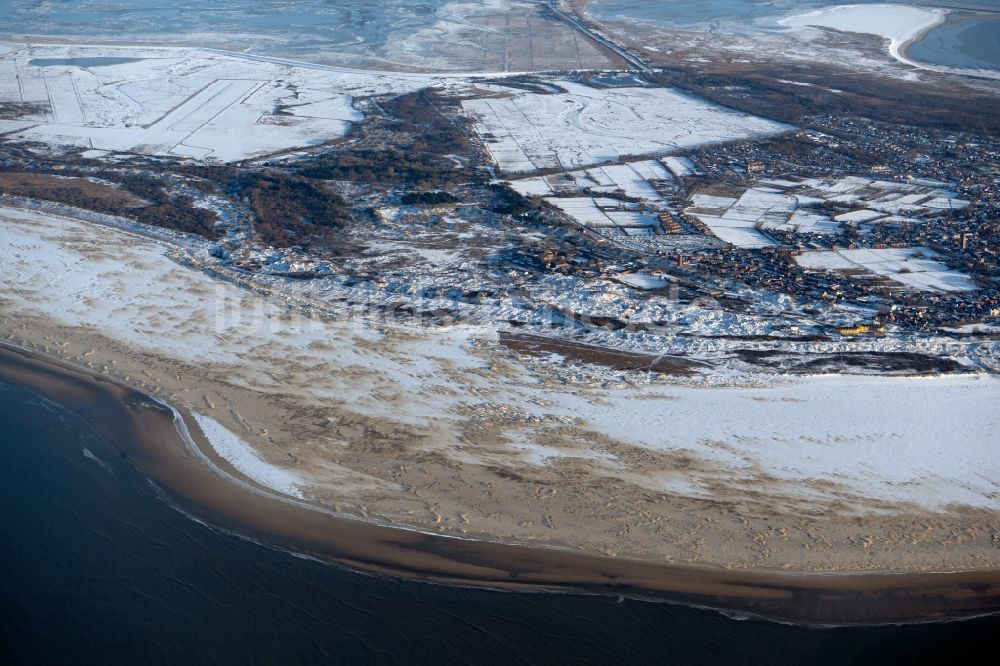Borkum aus der Vogelperspektive: Winterluftbild Sand- Landschaft im Küstenbereich der Nordseeinsel Borkum im Bundesland Niedersachsen