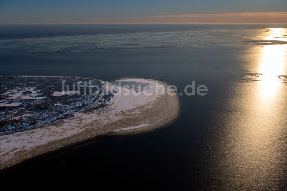 Luftaufnahme Borkum - Winterluftbild Sand- Landschaft im Küstenbereich der Nordseeinsel Borkum im Bundesland Niedersachsen