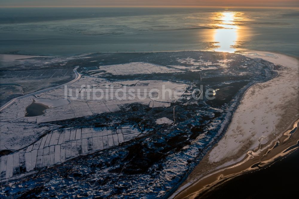 Borkum von oben - Winterluftbild Sand- Landschaft im Küstenbereich der Nordseeinsel Borkum im Bundesland Niedersachsen