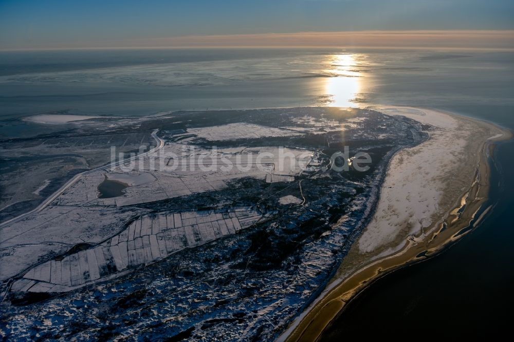 Borkum aus der Vogelperspektive: Winterluftbild Sand- Landschaft im Küstenbereich der Nordseeinsel Borkum im Bundesland Niedersachsen