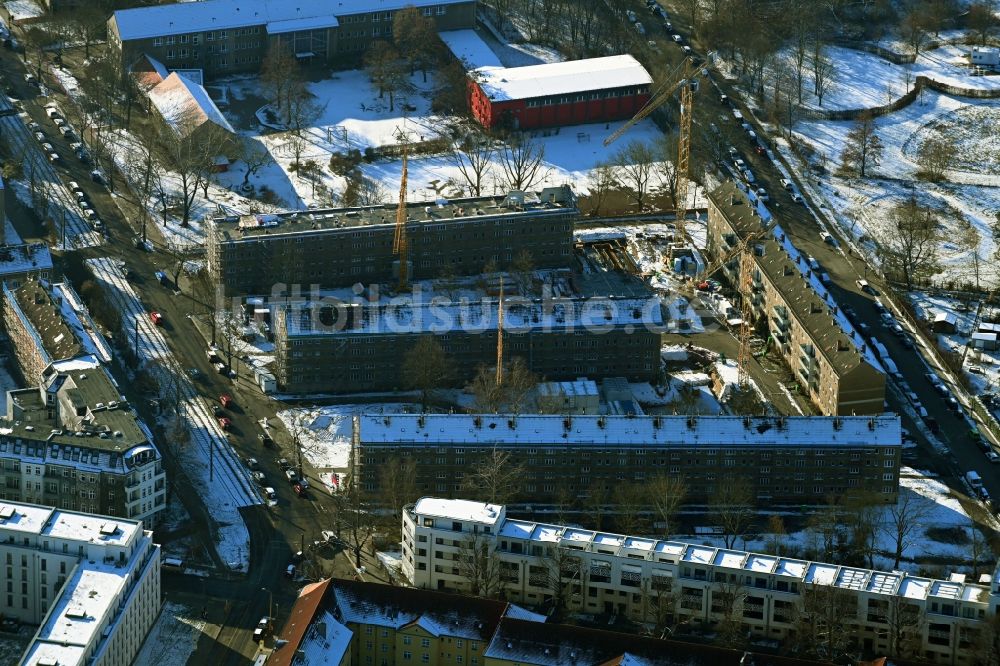 Luftaufnahme Berlin - Winterluftbild Sanierung und Modernisierung einer Reihenhau- Wohnsiedlung im Ortsteil Pankow in Berlin, Deutschland