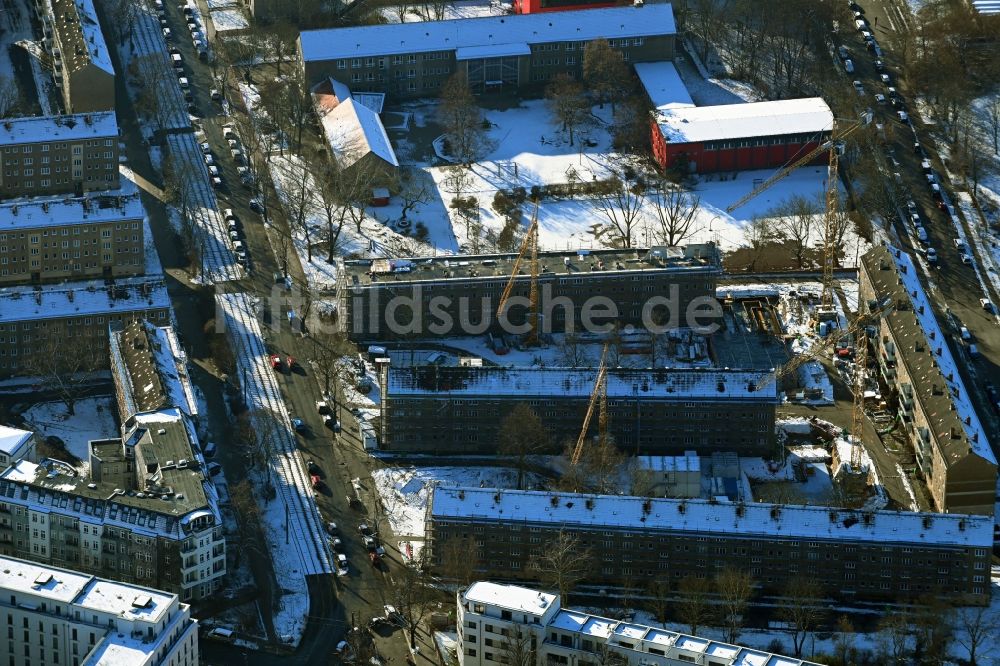 Luftbild Berlin - Winterluftbild Sanierung und Modernisierung einer Reihenhau- Wohnsiedlung im Ortsteil Pankow in Berlin, Deutschland