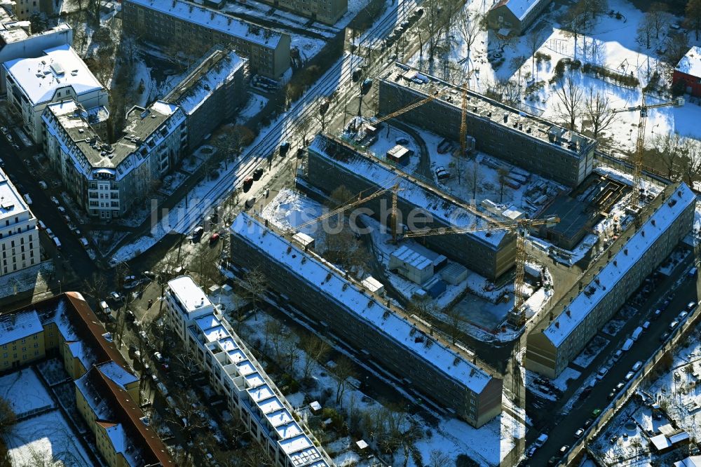 Luftaufnahme Berlin - Winterluftbild Sanierung und Modernisierung einer Reihenhau- Wohnsiedlung im Ortsteil Pankow in Berlin, Deutschland