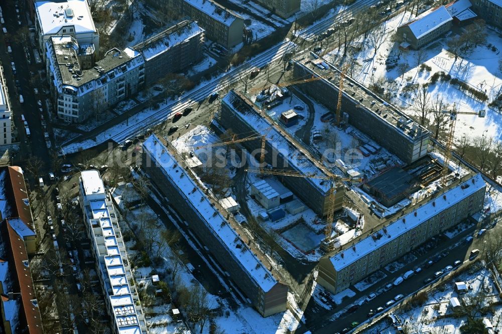 Berlin von oben - Winterluftbild Sanierung und Modernisierung einer Reihenhau- Wohnsiedlung im Ortsteil Pankow in Berlin, Deutschland
