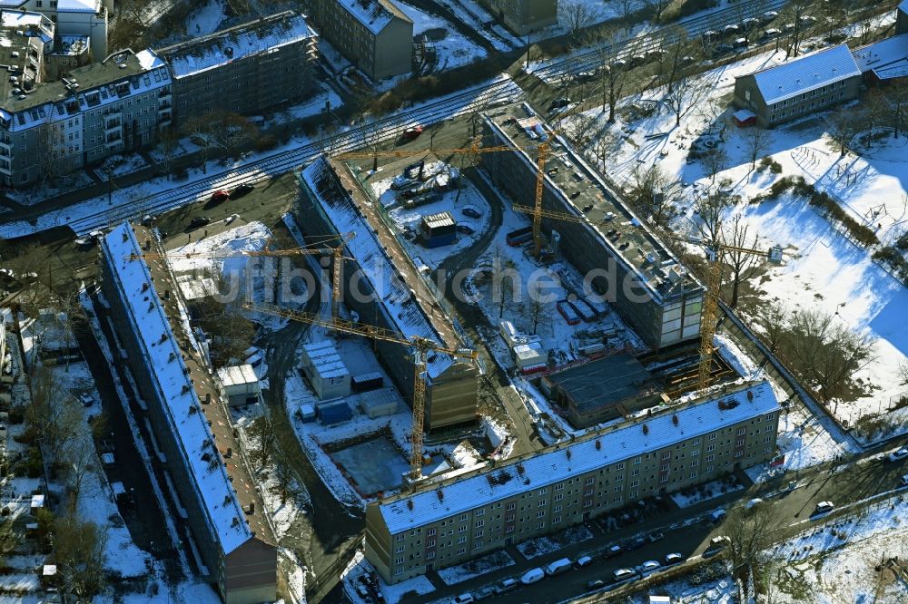 Berlin aus der Vogelperspektive: Winterluftbild Sanierung und Modernisierung einer Reihenhau- Wohnsiedlung im Ortsteil Pankow in Berlin, Deutschland