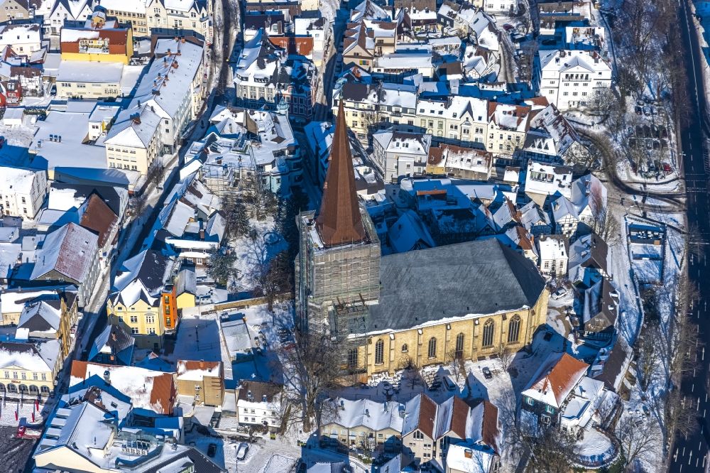 Unna von oben - Winterluftbild Sanierungsarbeiten am Kirchengebäude Evangelische Stadtkirche in Unna im Bundesland Nordrhein-Westfalen, Deutschland