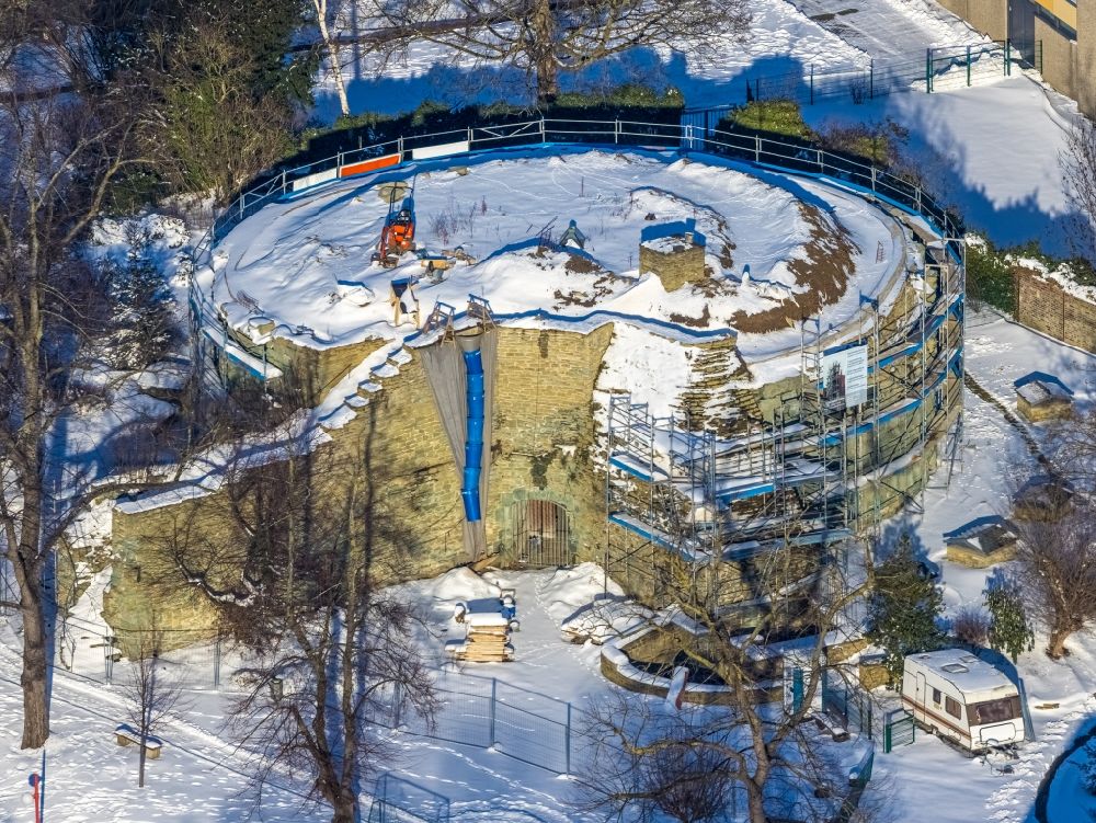 Luftbild Werl - Winterluftbild Sanierungsarbeiten an der Ruine des ehemaligen kurfürstlichen Stadtschlosses am Ursulinengymnasium in Werl im Bundesland Nordrhein-Westfalen, Deutschland