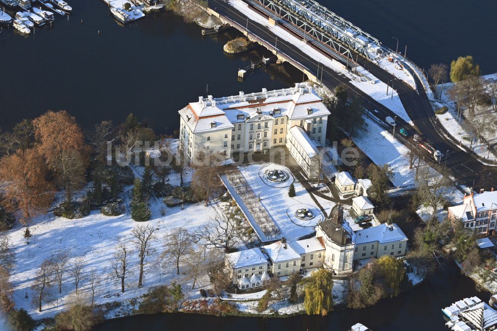 Luftbild Berlin - Winterluftbild Schloss Köpenick am Ufer der Dahme im Ortsteil Köpenick in Berlin, Deutschland