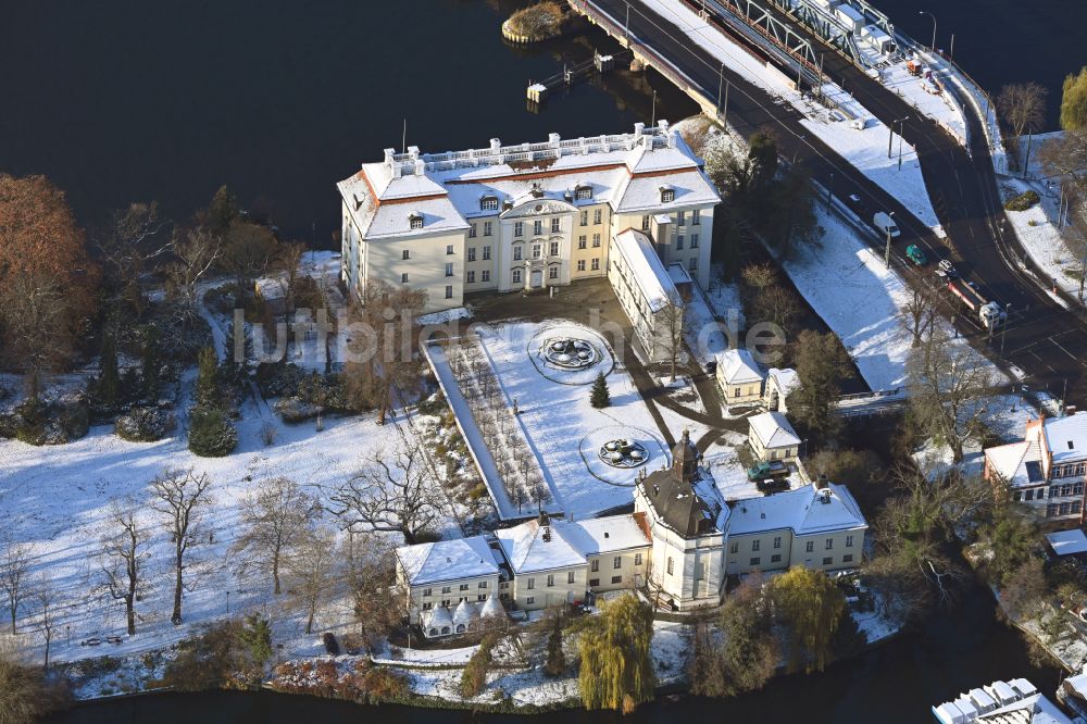 Luftaufnahme Berlin - Winterluftbild Schloss Köpenick am Ufer der Dahme im Ortsteil Köpenick in Berlin, Deutschland