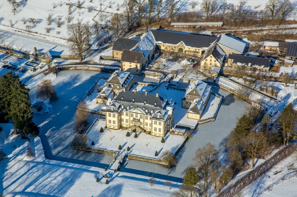 Luftaufnahme Rüthen - Winterluftbild Schloss Körtlinghausen im Sauerland an der Glenne im Bundesland Nordrhein-Westfalen