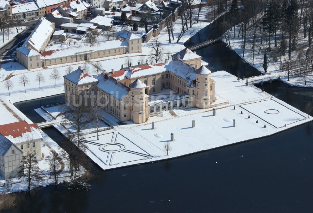 Luftaufnahme Rheinsberg - Winterluftbild Schloss Rheinsberg am Ufer des Grienericksee im Bundesland Brandenburg, Deutschland