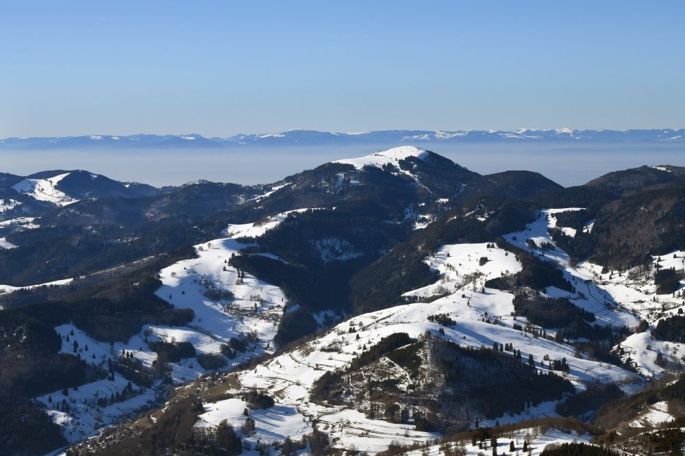 Luftaufnahme Schönenberg - Winterluftbild. Schneebedeckte Berge um den Belchen im Südschwarzwald bei Schönenberg im Bundesland Baden-Württemberg, Deutschland